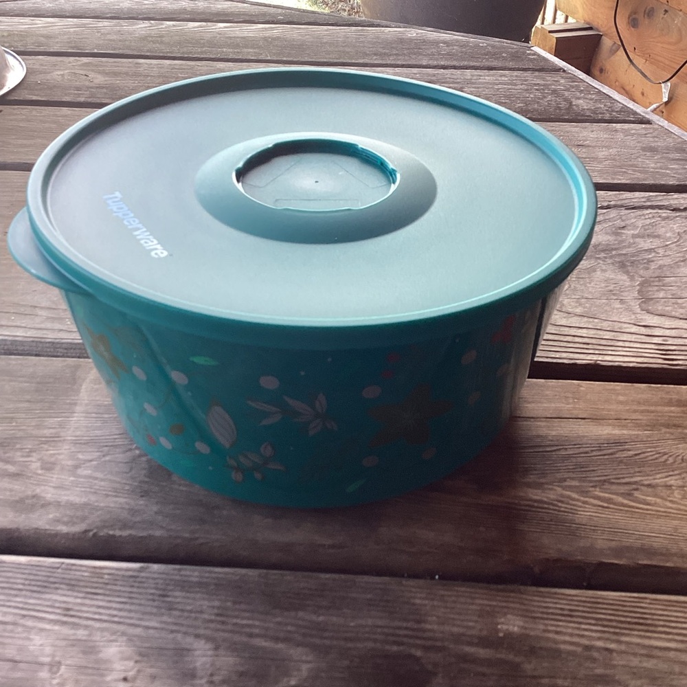 Tupperware Holiday Holly Serving Bowl - 4.3 liters